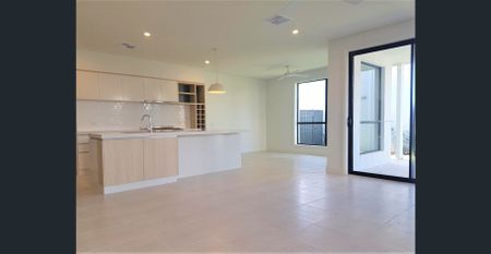 Location, Lifestyle & Luxury! - Photo 3