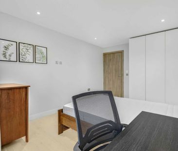 Plough Road, SW11, London - Photo 2