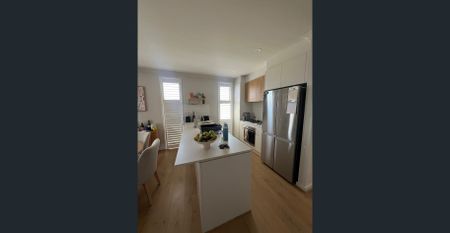 Stunning Townhouse walk everywhere watch the crows train from your balcony - Photo 3