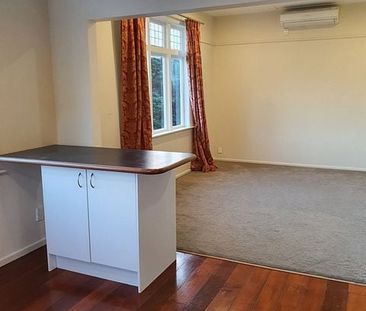 Sunny 2 bed flat, private deck and patio - Photo 2