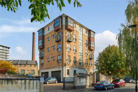 2 bedroom flat in Evelyn Road - Photo 2