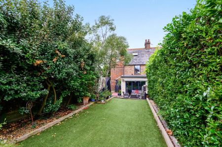 4 bedroom end of terrace house to rent - Photo 5