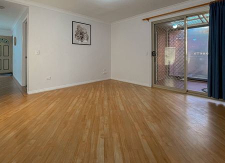 Charming two bedroom brick unit - Photo 4