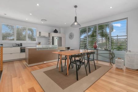 Stylish Home with City Views in Prime Bulimba - Photo 3