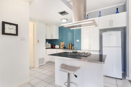 Fully furnished private garden apartment - Photo 5