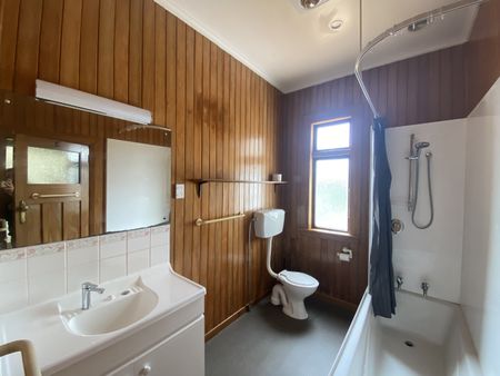 3 Bedroom home with sunroom in Boulcott - Photo 3