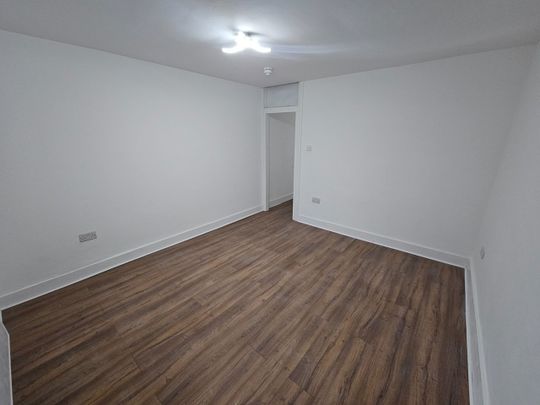 1 Bed Flat, London, NW10 - Photo 1