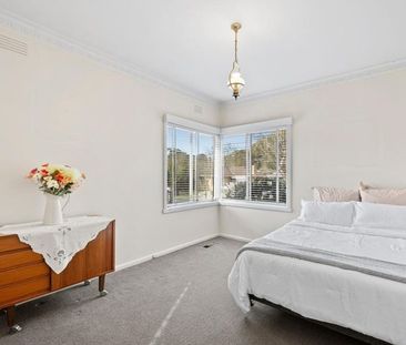 Three Bedroom Family Home - Walk to The Chase Shopping Center - Photo 3