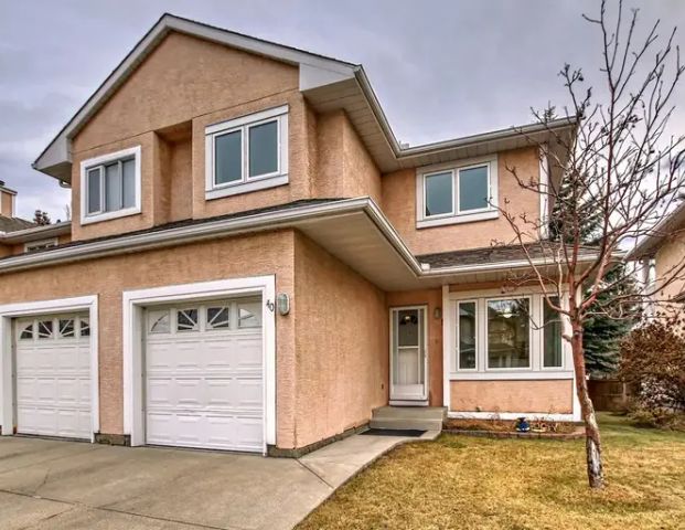 Beautiful 2 Storey Townhouse 3+1 Bedrm + 3.5 Bath Sandstone NW Calgary | 388 Sandarac Drive Northwest, Calgary - Photo 1