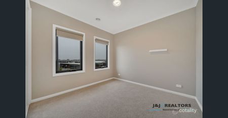 Elegant 4 Bedroom plus Study - Photo 4