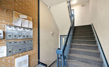 Condo Townhouse For Lease | W8137904 - Photo 2