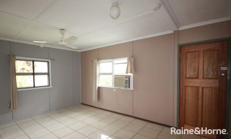 2 BEDROOM UNIT NORTH MACKAY - Photo 4