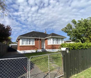 3 Bedroom in Hewer Crescent - Photo 4