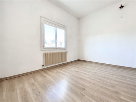 Location Maison 4 pièces 101m² ST GENIS LAVAL 69230 - Photo 2
