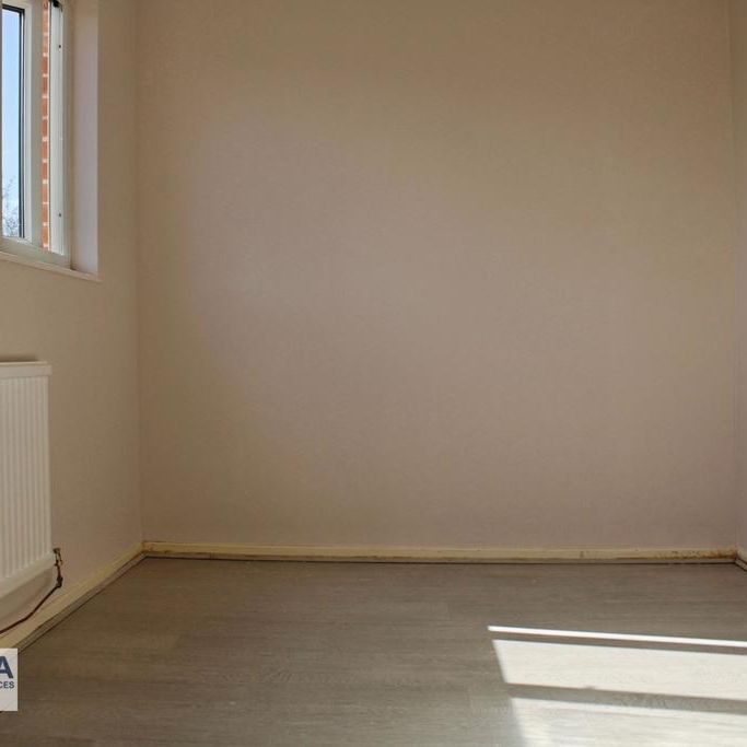 3 bedroom end of terrace house to rent - Photo 1