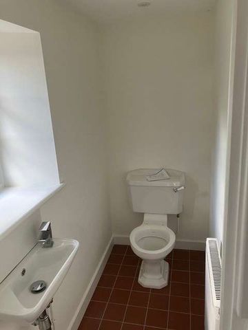 A pretty, recently refurbished cottage bungalow with period features on the edge of the village of Plumstead. - Photo 5