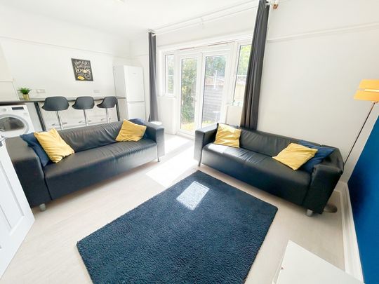 7 Bed Semi-Detached House, Granby Grove, SO17 - Photo 1