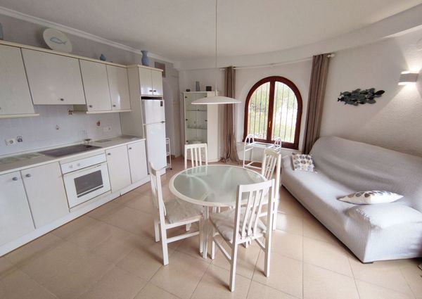 Spacious villa for rent for a long term with sea views and close to Lady Elizabeth school.