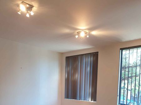 2 Bedroom unit with lock up garage - Photo 4