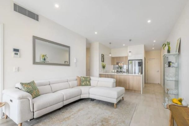 Top-Floor Waterfront Penthouse with Marina & Hinterland Views - Anchorage Apartments, Hope Island - Photo 1