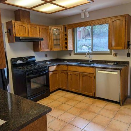 3 Bedroom and Den East Abby House - RENTDAN - Photo 3