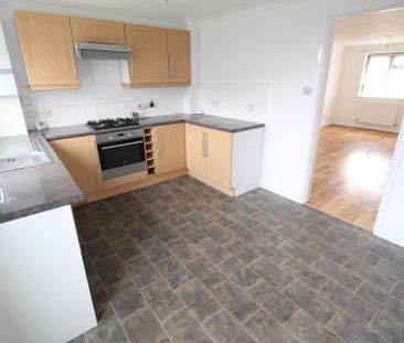 3 bedroom end of terrace house to rent - Photo 3