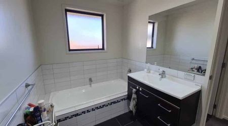 Private rear section, 4 bed + 1 Bath - Photo 5