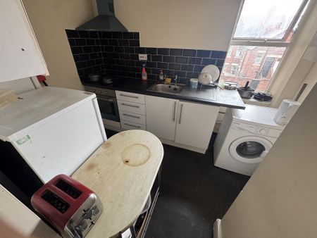 1 bedroom in a flat share to rent - Photo 4