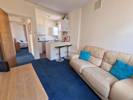 3 bedroom flat to rent - Photo 2