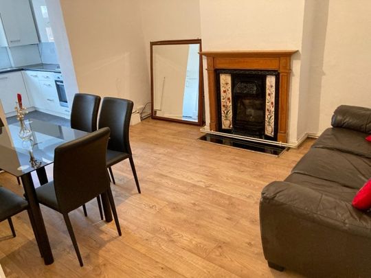 5 Bed Semi-Detached House, Very Near Maple Grove Area, W5 - Photo 1