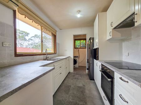 Perfect Family Home in a Quiet Street - Recently Renovated Kitchen! - Photo 3