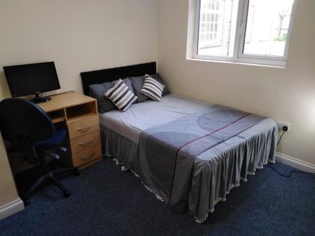 1 bedroom in a flat share to rent - Photo 2