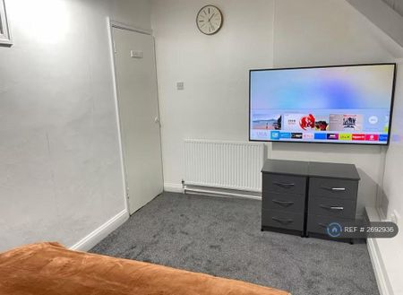 1 bedroom in a house share to rent - Photo 2