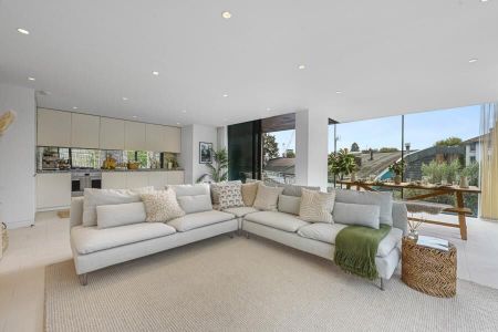 3 Bedroom Flat To Let - Photo 2