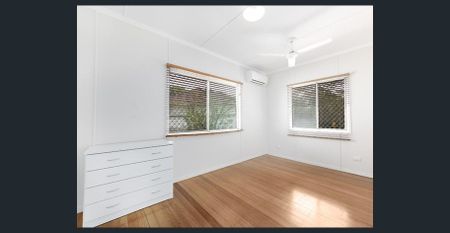 Classic Tarragindi Charm with Room for Everyone - Photo 3