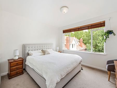 Light, Bright and Spacious! - Photo 3