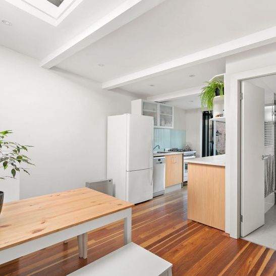 Well Presented 1 Bedroom Plus Study in Leafy Park Side Setting. - Photo 1