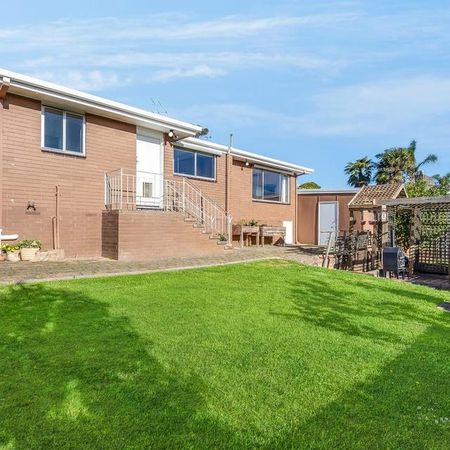 LOVELY LIGHT FILLED HOME - Photo 5