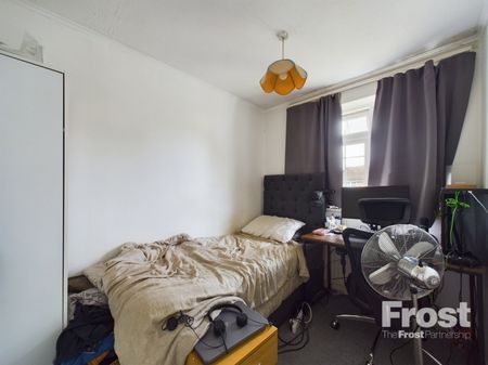 Robin Way, Staines-upon-Thames, Surrey,TW18 - Photo 4