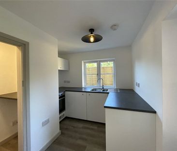 Newly refurbished 3 bed character cottage in sought after Wash Common. - Photo 6
