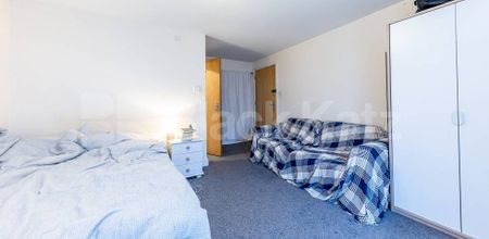 2 Bedroom, 2 bath, 1 reception Flat - Photo 3