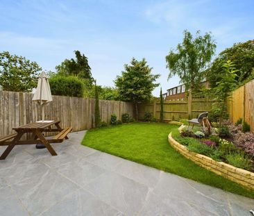 Beautifully presented four bedroom townhouse in prime Wimbledon location. - Photo 2