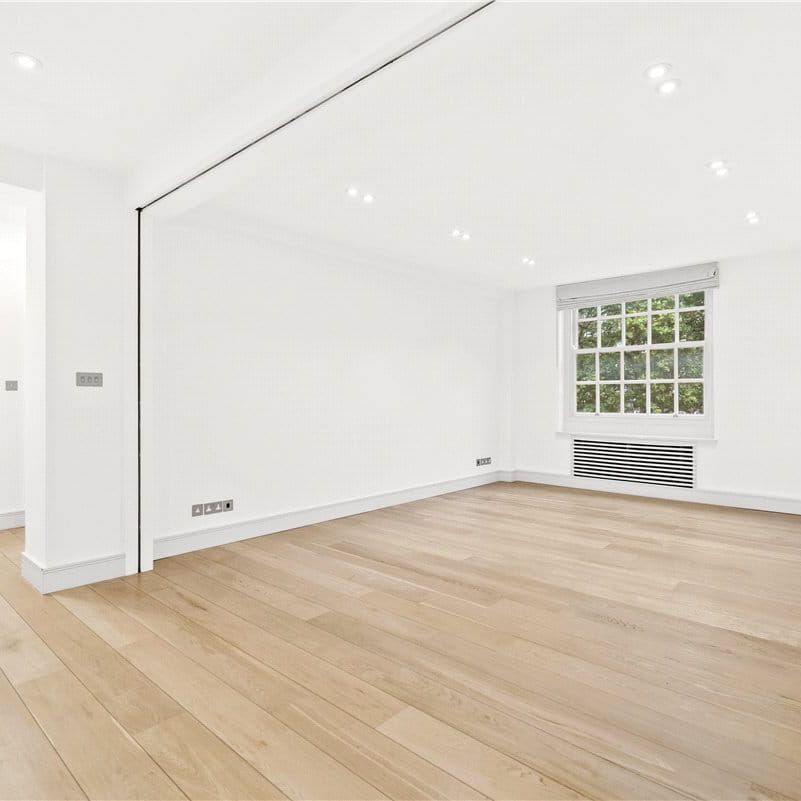 Bright and modern apartment with views over this prestigious garden square, situated in this prestigious 24hr portered building. - Photo 1