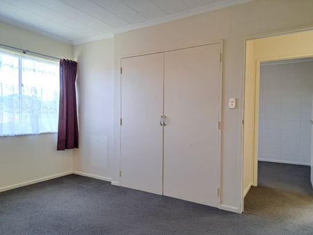 Sunny, Spacious & Super Convenient Two Bedroom in Wallaceville - Photo 4