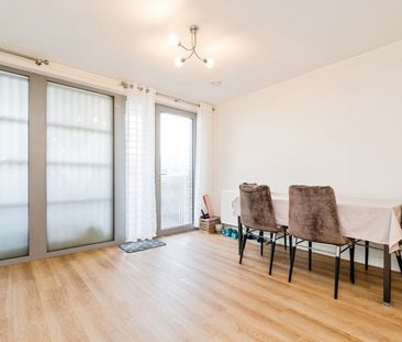 3 Bed Flat, Heron Place, E16 - Photo 3
