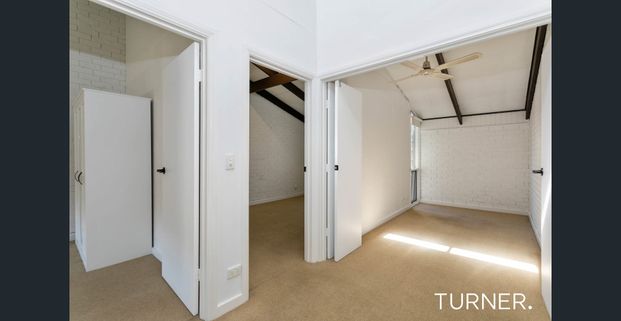 Three bedroom townhouse in superb location! - Photo 1