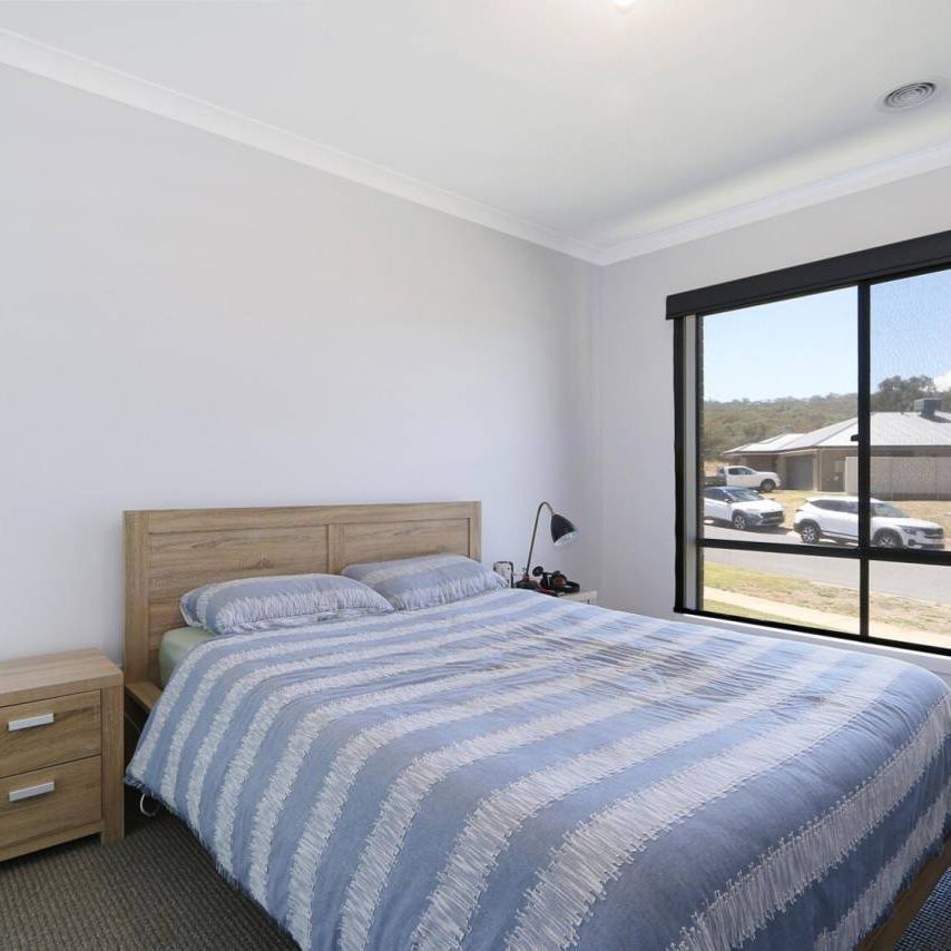 BEAUTIFUL 4 BEDROOM HOME! - Photo 1