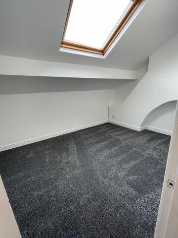 3 bedroom flat to rent - Photo 2