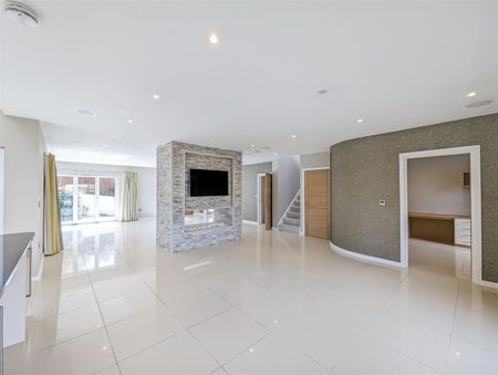 4 Bedroom House - Photo 3