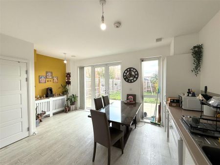 3 bedroom end of terrace house to rent - Photo 3